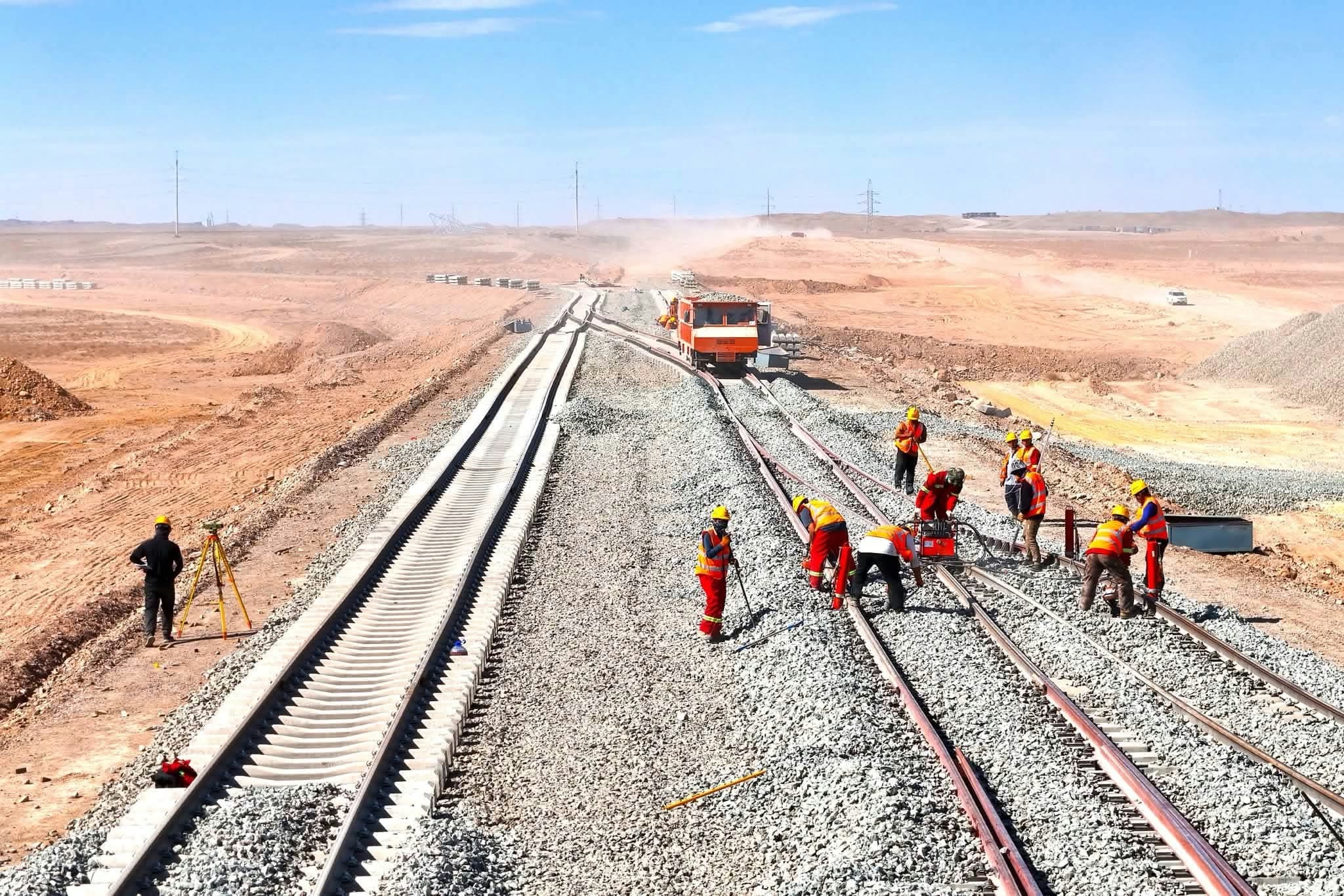 Railway workers installing tracks at Gashuunsukhait–Gantsmod
